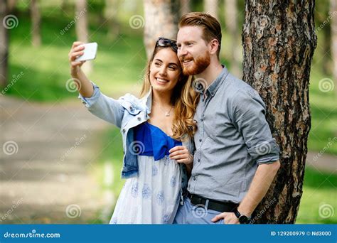 Pares Que Tomam O Selfie Na Natureza Imagem De Stock Imagem De Foto