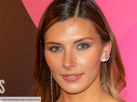 Camille Cerf radieuse elle dévoile son joli ventre rond en ensemble lingerie en dentelle et