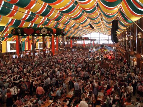 Oktoberfest In M Nchen Dirndels Pretzels En Meer Oktoberfest