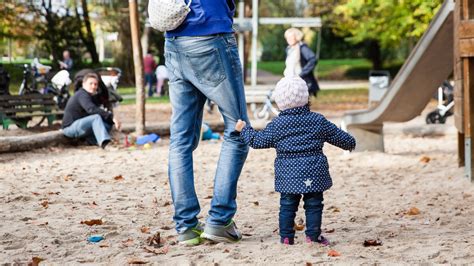 Warum gehen so viele Männer nicht in Elternzeit