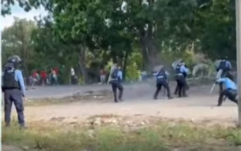 Violento Enfrentamiento Entre Manifestantes Y Polic A Deja Heridos