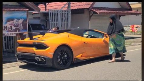 Viral Wanita Berdaster Santai Naik Mobil Mewah Lamborghini Di Kandangan