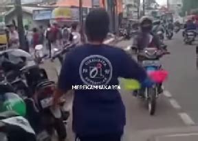 Viral The Power Of Emak Emak Bubarkan Tawuran Pelajar Pakai Sapu Ijuk