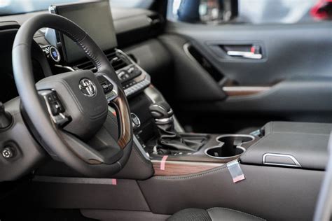 Улсын баяраас өмнө ирэх автомашиндаа захиалга авч байна