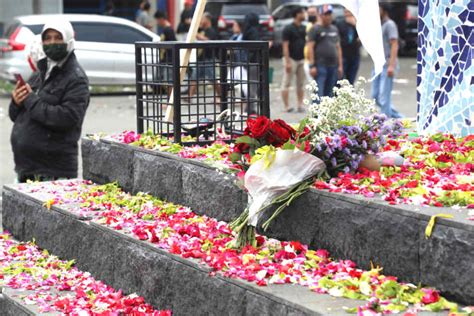 Nach Stadion Tragödie mit 125 Toten Expertenteam soll Massenpanik in