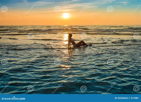 Femme Dans Le Bikini Blanc Posant En Mer Photo Stock Image Du Beau