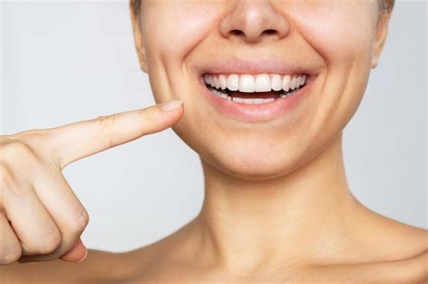 Foto Recortada De Uma Jovem Mulher Branca E Sorridente Apontando Para