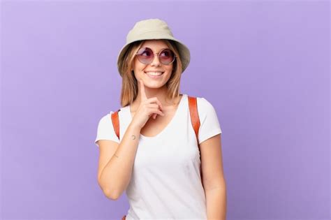 Mulher Jovem Viajante Turista Sorrindo Feliz E Sonhando Acordada Ou