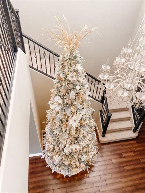 How To Decorate An Elegant White And Gold Christmas Tree Like A Pro Arvore De Natal Natal