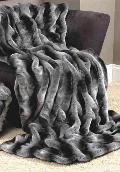 Шикарный плед под шиншиллу, очень мягкий, смотрится дорого, сделан ...