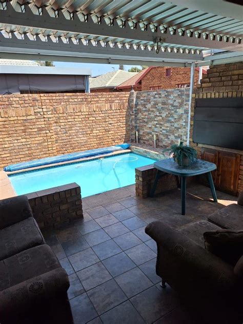 Bedroom Townhouse For Sale In Vanderbijlpark Se P