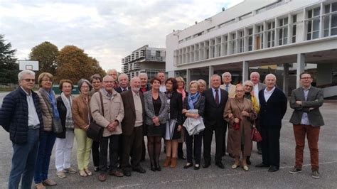 Les anciens élèves et personnels du lycée Rémi Belleau à Nogent le