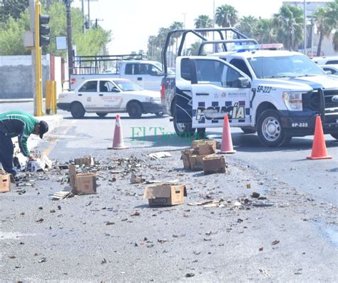 Camión riega cervezas en el bulevar Harold R Pape de Monclova