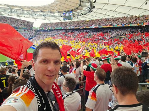 Der Unermüdliche Fußballfan Tschuppi Im Em Fieber