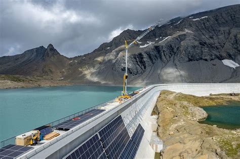 Solaranlagen in den Alpen Energielösung oder Verschandelung