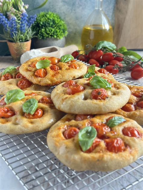 Focaccia Al Formaggio In Padella Una Famiglia In Cucina