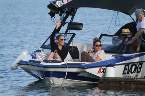 Jennifer Lopez Curte Passeio De Barco E Tarde Na Piscina Os Filhos