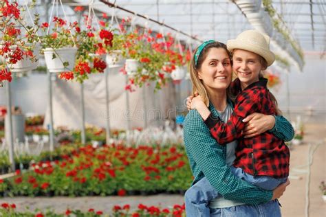 Ragazza Allegra In Camicia Rossa E Cappello A Mani Nude Fotografia Stock Immagine Di