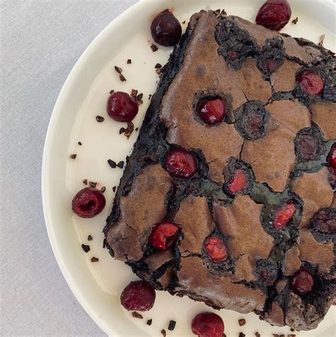 Vişneli Beyaz Çikolatalı BrowniVişneli Beyaz Çikolatalı Browni Tarifi