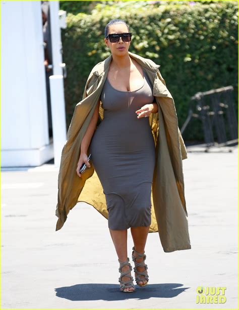 Photo Kim Kardashian Puts Baby Bump On Display In Form Fitting Dress