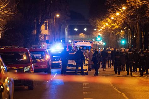 Galerie Foto Un Mort I Doi R Ni I Ntr Un Atac Cu Cu Itul La Paris