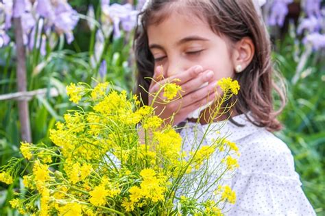 Alergia Estacional En Un Ni O Rinitis Enfoque Selectivo Gente Foto