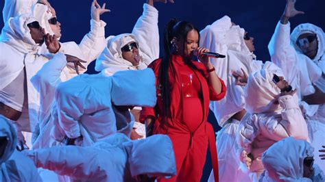 Rihanna S Super Bowl Halftime Show Is Breaking The Internet Mashable