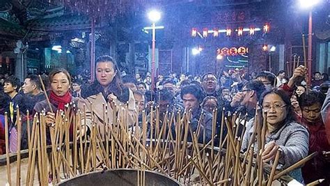 〔記者林明佑／彰化市報導〕春節期間求神祭祖，焚香、燒金紙是國人祭祀的傳統習俗，彰化縣環保局表示，減燒紙錢新觀念，祭祀時可以花代香、以糧代金或以