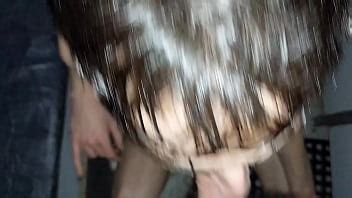 Un jovencito recibe una polla carnosa para su boca en un club de sexo público XVIDEOS