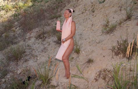 With Vase In Hands And Yellow Shawl Nude Pics XHamster