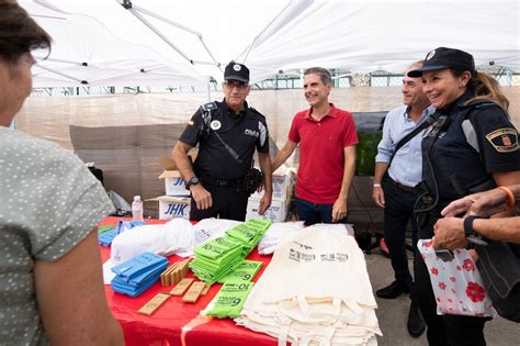 M S De Personas Acuden A La Exhibici N De Las Fuerzas Armadas