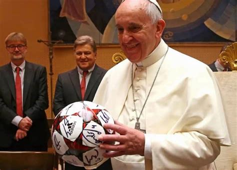 Le Pape Fran Ois D Signe Le Meilleur Joueur De Tous Les Temps Messi