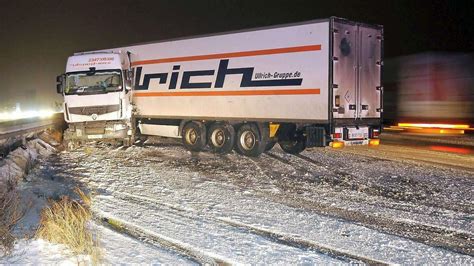 Winterwetter Hunderte Unf Lle Auf Spiegelglatten Stra En