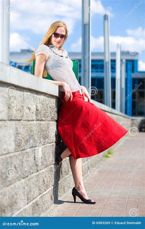 Fille Blonde Sexy De Sourire Utilisant La Jupe Rouge Image Stock Image Du Rouge Sourire