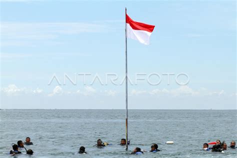 PENGIBARAN BENDERA MERAH PUTIH DARI DALAM LAUT ANTARA Foto