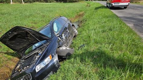 Zderzenie dwóch samochodów na łuku drogi na trasie Antoniów