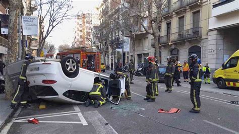 Vuelca un coche en un accidente en la calle Diputación en el Eixample