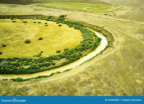 Um Rio Enlameado E Enlameado Margens Verdes Supercrescidas Em Uma