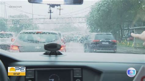 Vídeo Mudança de trânsito e chuva causam transtornos no Grande Recife