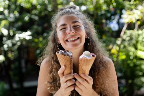 Donna Sorridente Del Colpo Medio Che Tiene I Gelati Foto Gratis