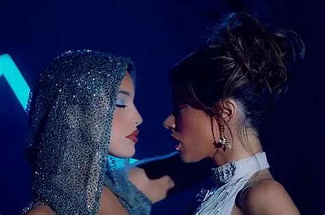 Con un fogoso beso con Tini Stoessel Emilia Mernes revolucionó las