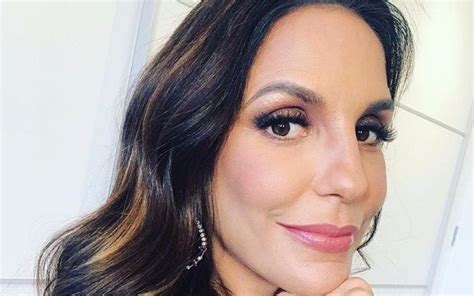 Ivete Sangalo Ivete Sangalo Cantora revela barriguinha em biquíni