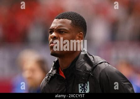 Denzel Dumfries Aus Den Niederlanden Sieht Beim Achtelfinale Der Uefa