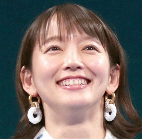 吉岡里帆、雪とたわむれるショットで「京都市芸術新人賞を頂きました」報告に「いままで史上いちばん相応しい！」の声：中日スポーツ・東京中日スポーツ