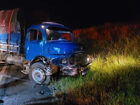 Acidente na rodovia MG 450 deixa uma pessoa morta após colisão frontal