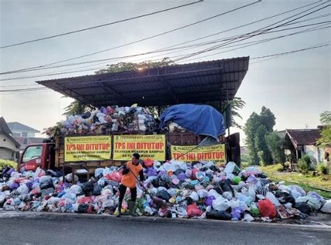 Miris Ini 6 Potret Tumpukan Sampah Di Pinggir Jalan Jogja Merdeka