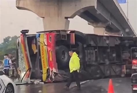 Kecelakaan Di Tol Japek Hari Ini November Sebuah Bus Antar Kota