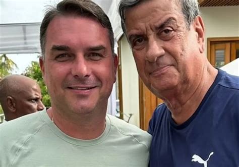 Bahia Ba Filho N De Bolsonaro Aproveita Feriado Na Praia Do Forte