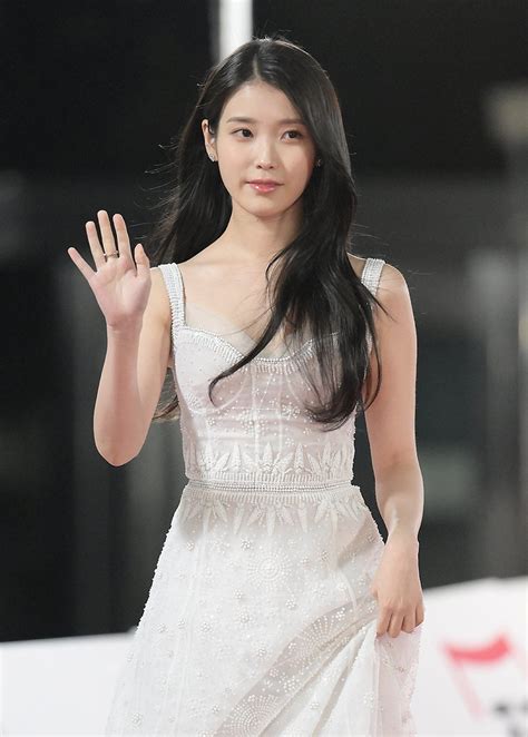 【フォト】iu、女優として青龍映画賞に出席 ソウル市永登浦区汝矣島洞のkbsホールで25日午後、第43回青龍映画賞授賞式が開催され、歌手で女優