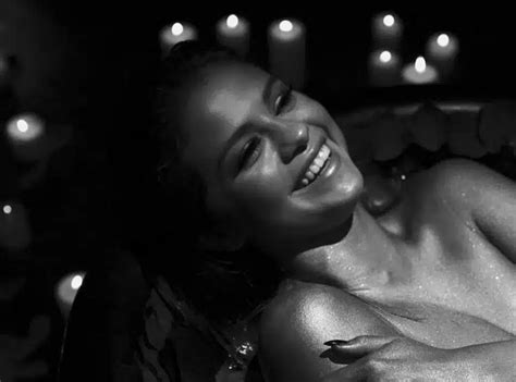 Vidéo Selena Gomez Elle nous emmène dans les coulisses de son